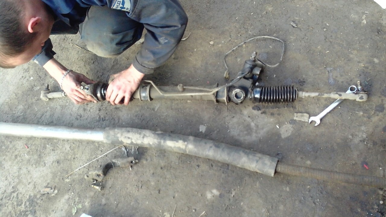 закусывает рулевое